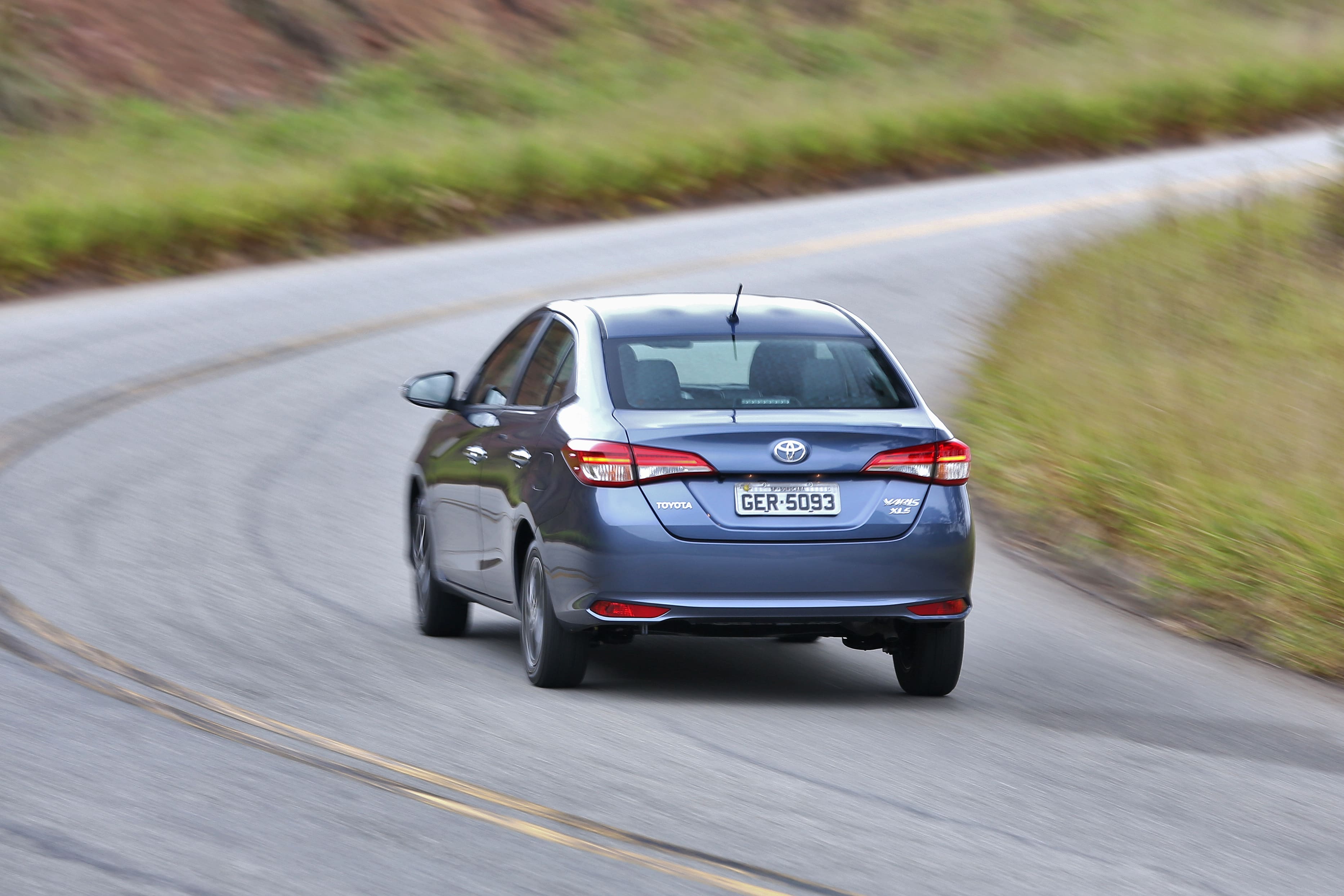  Na dianteira, a suspensão é independente tipo McPherson e na traseira é eixo de torção; ajuste é firme, mas não compromete o conforto