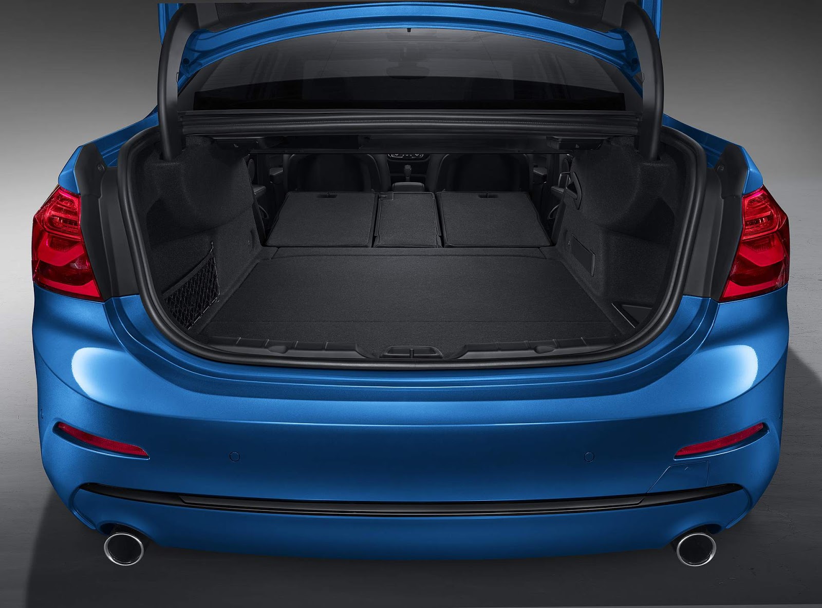 Porta-malas do BMW Série 1 Sedan tem capacidade para 425 litros, igual à do A3