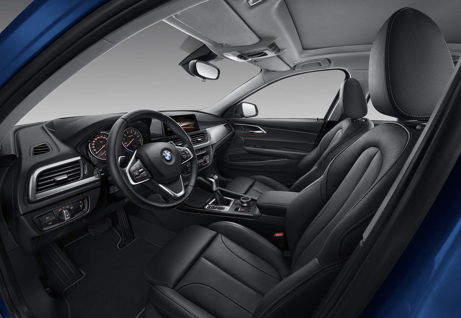 Interior do BMW Série 1 Sedan é quase igual ao da versão hatch. Central multimídia foi testada no Brasil