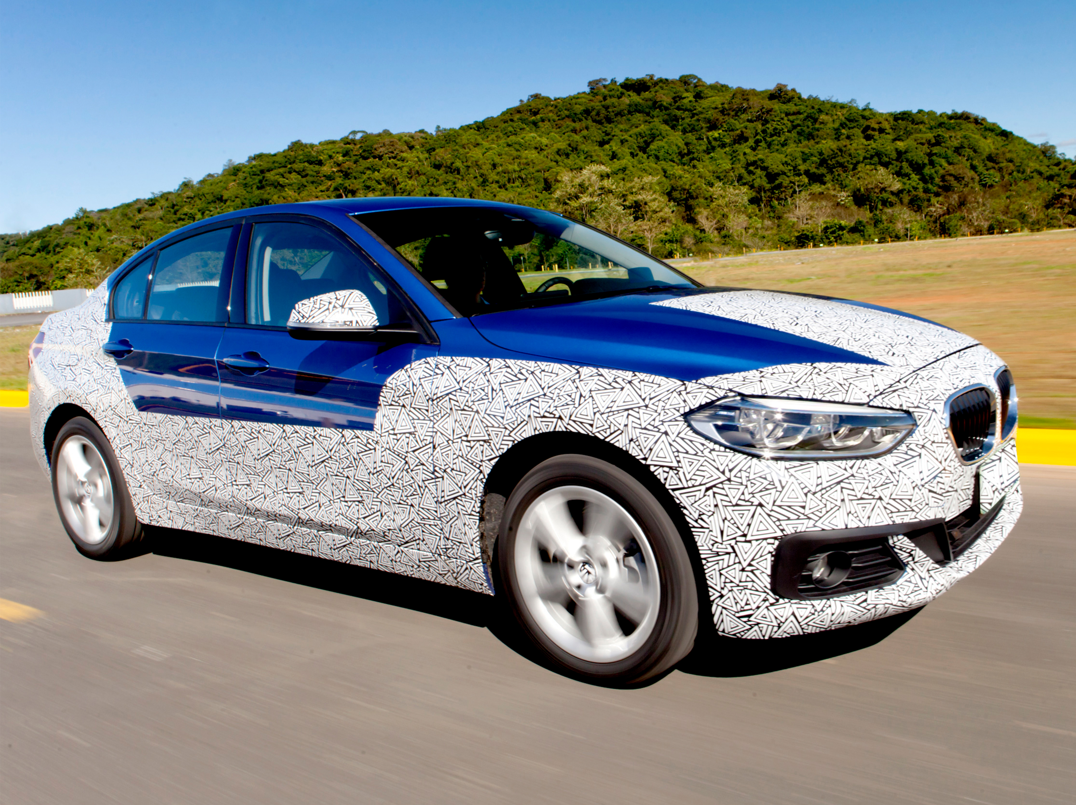 Unidades do BMW Série 1 Sedan foram testadas com leve camuflagem no Brasil