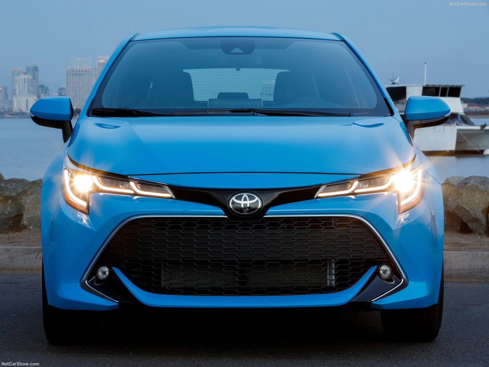  Toyota Corolla Hatchback teve o design completamente retrabalhado, apostando forte na esportividade das linhas