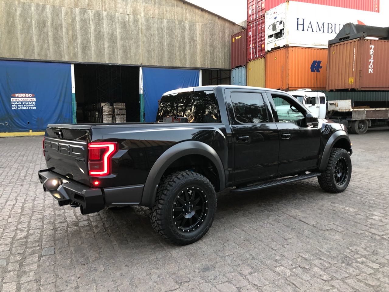 Para-choques traseiro e dianteiro da VelociRaptor são exclusivos