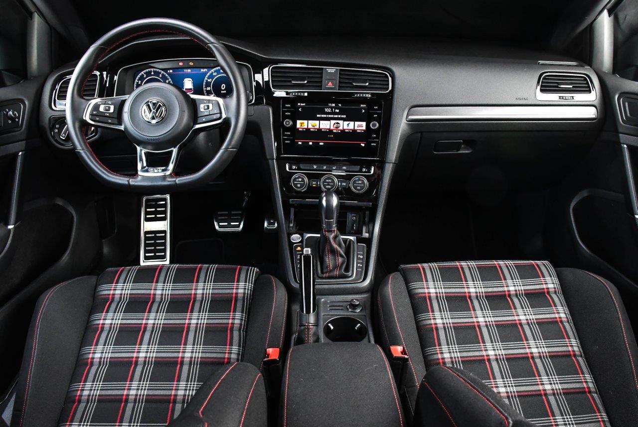  Interior sóbrio do Golf GTI traz os bancos em tecido com detalhes xadrez, remetendo às primeiras gerações do modelo