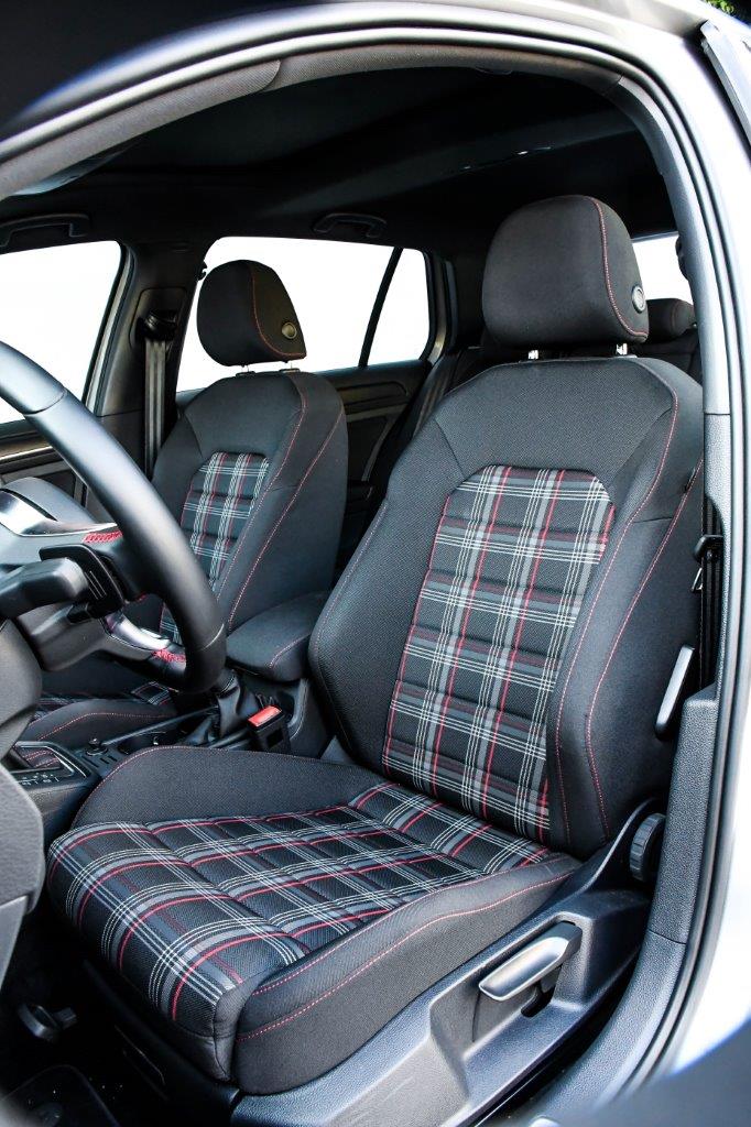  Bancos dianteiros têm abas laterais grandes que ajudam a 'abraçar' motorista e passageiro