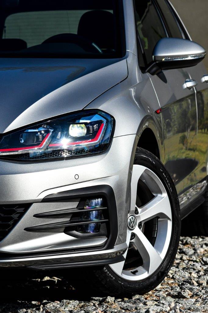  Sensor de estacionamento dianteiro e traseiro, e câmera de ré são itens de série no Golf GTI