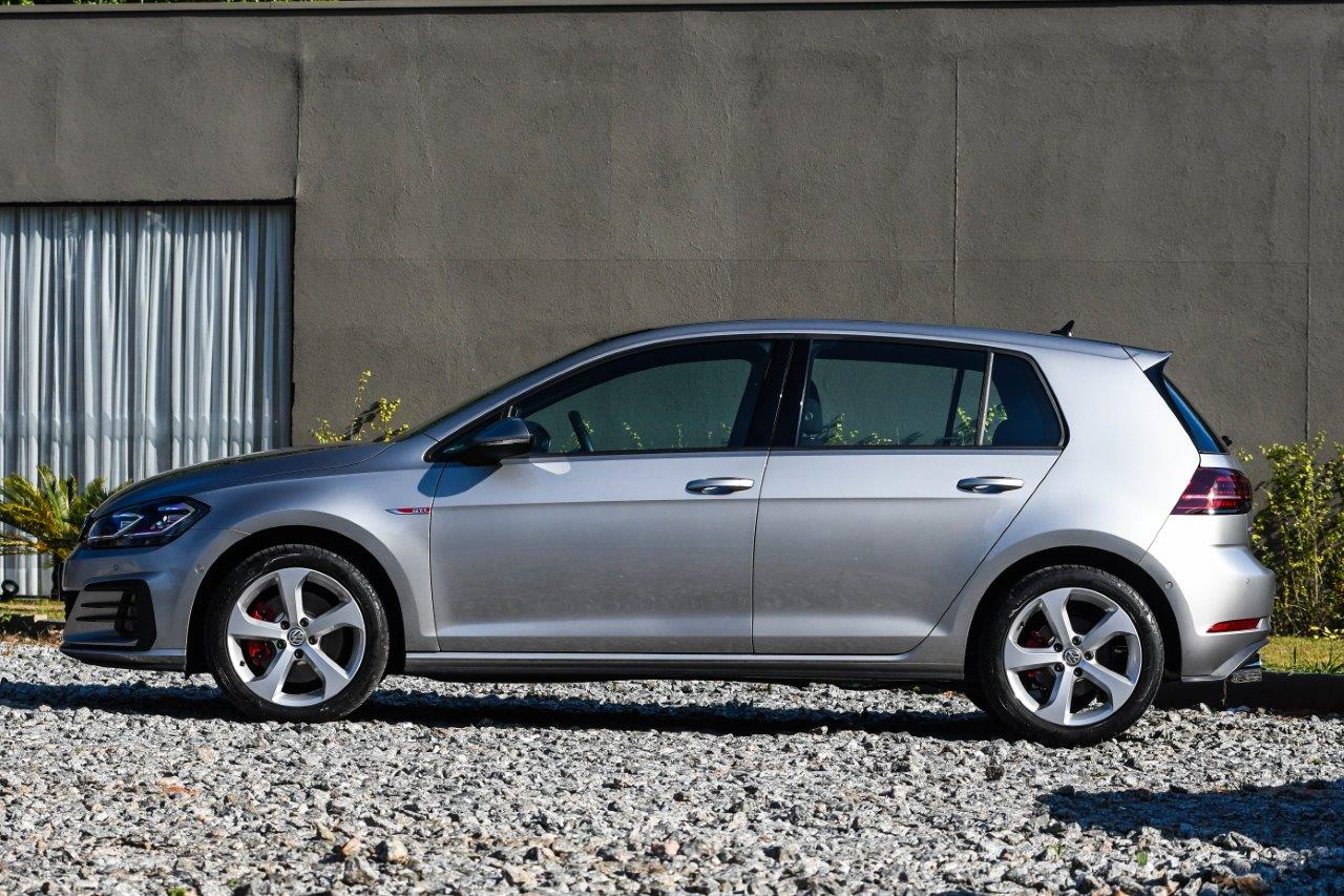  Por fora, o Golf GTI 2018 mudou muito pouco.