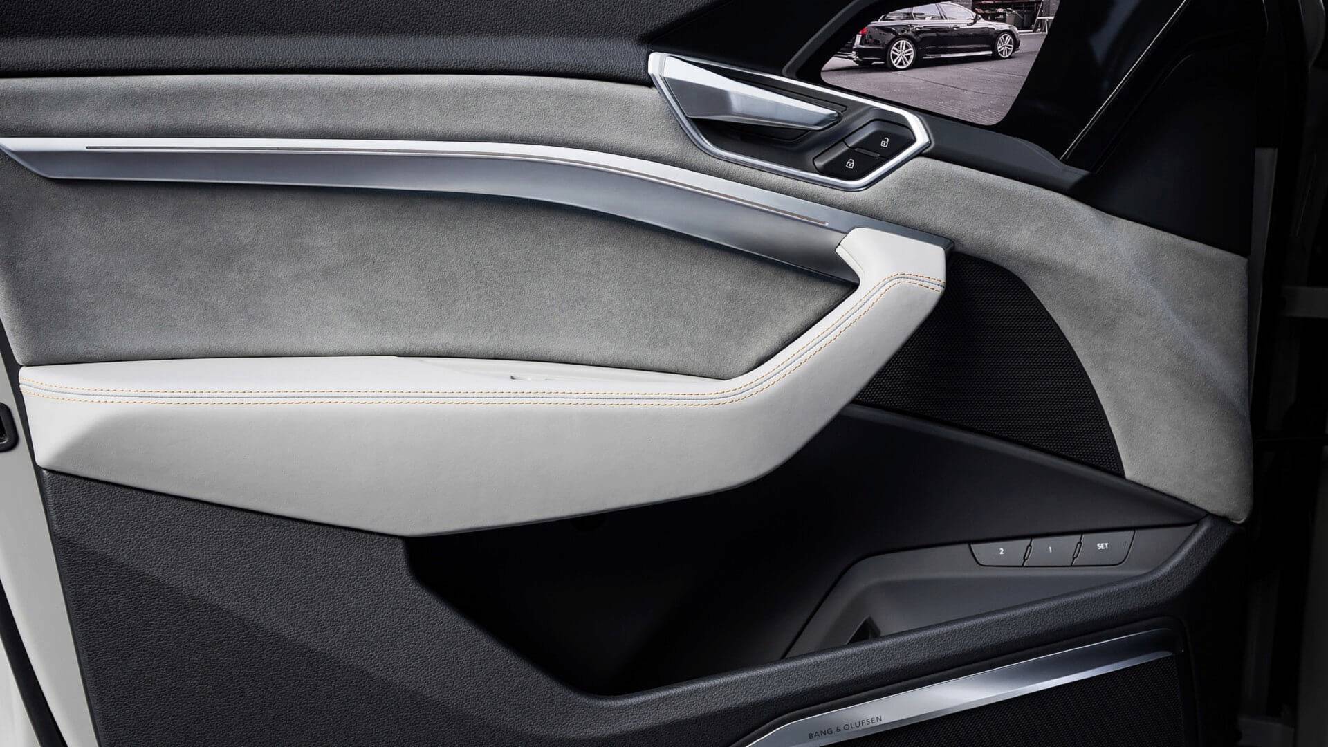 Telas OLED de 7 polegadas nas portas exibem imagem das câmeras que substituem os retrovisores no Audi e-tron