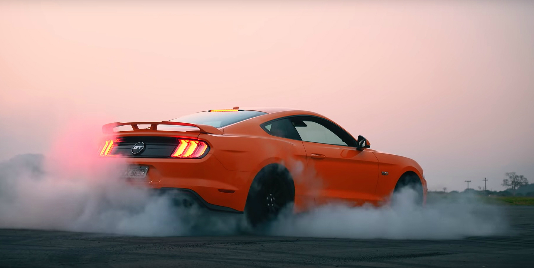  Mustang utiliza motor 5.0 V8 de 466 cv