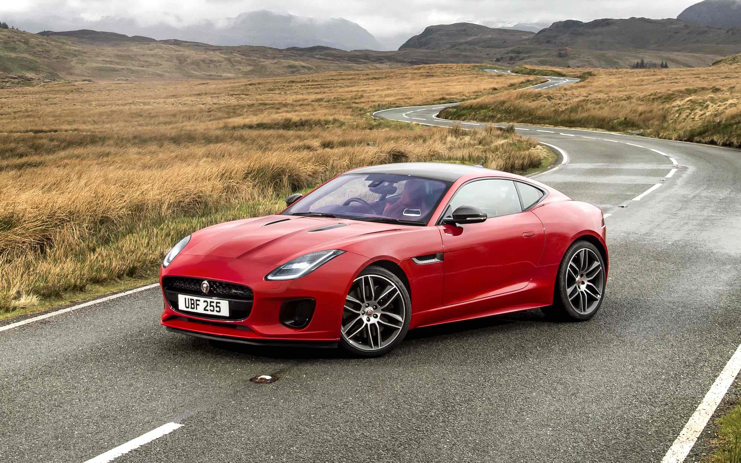 Reestilização da linha 2019 do Jaguar F-Type inclui faróis full-LED, novos para-choques e detalhes em preto brilhante. Na foto, a nova versão 2.0 turbo