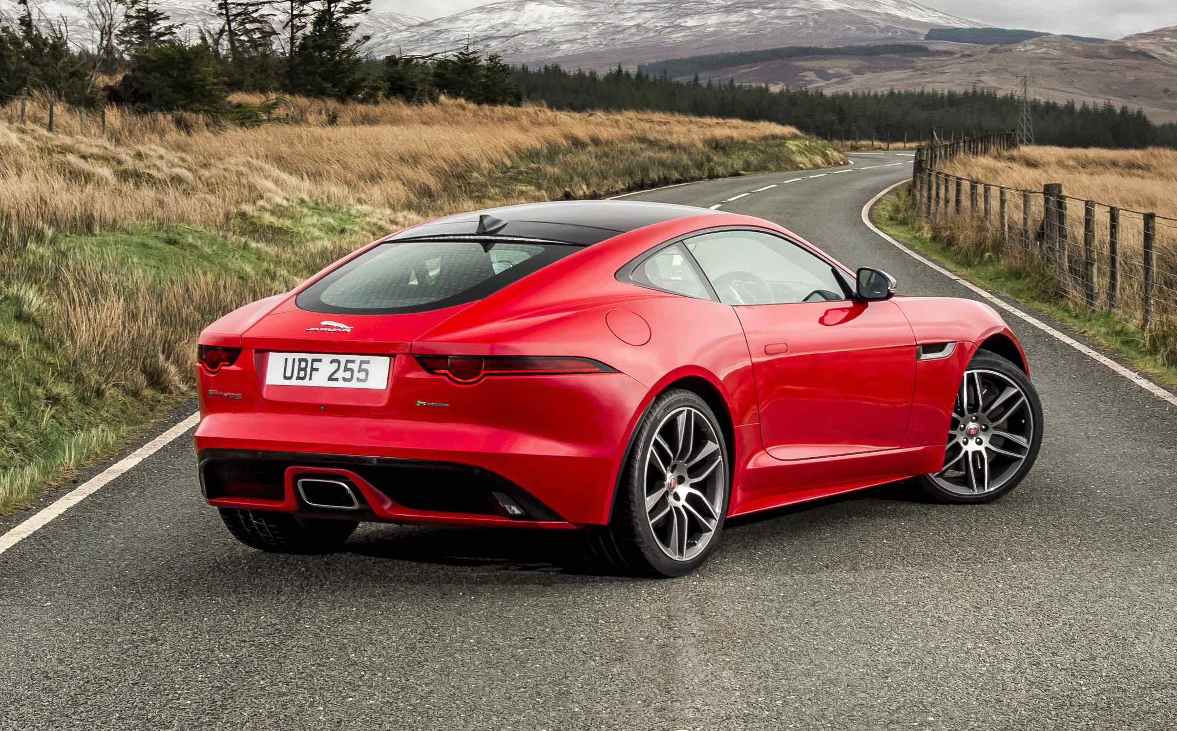 Jaguar F-Type cupê 2.0 traz saída do escapamento central na traseira
