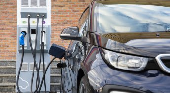 BMW i3 tem pequeno motor a combustão que ajuda na autonomia, mas é o carro elétrico de entrada da BMW