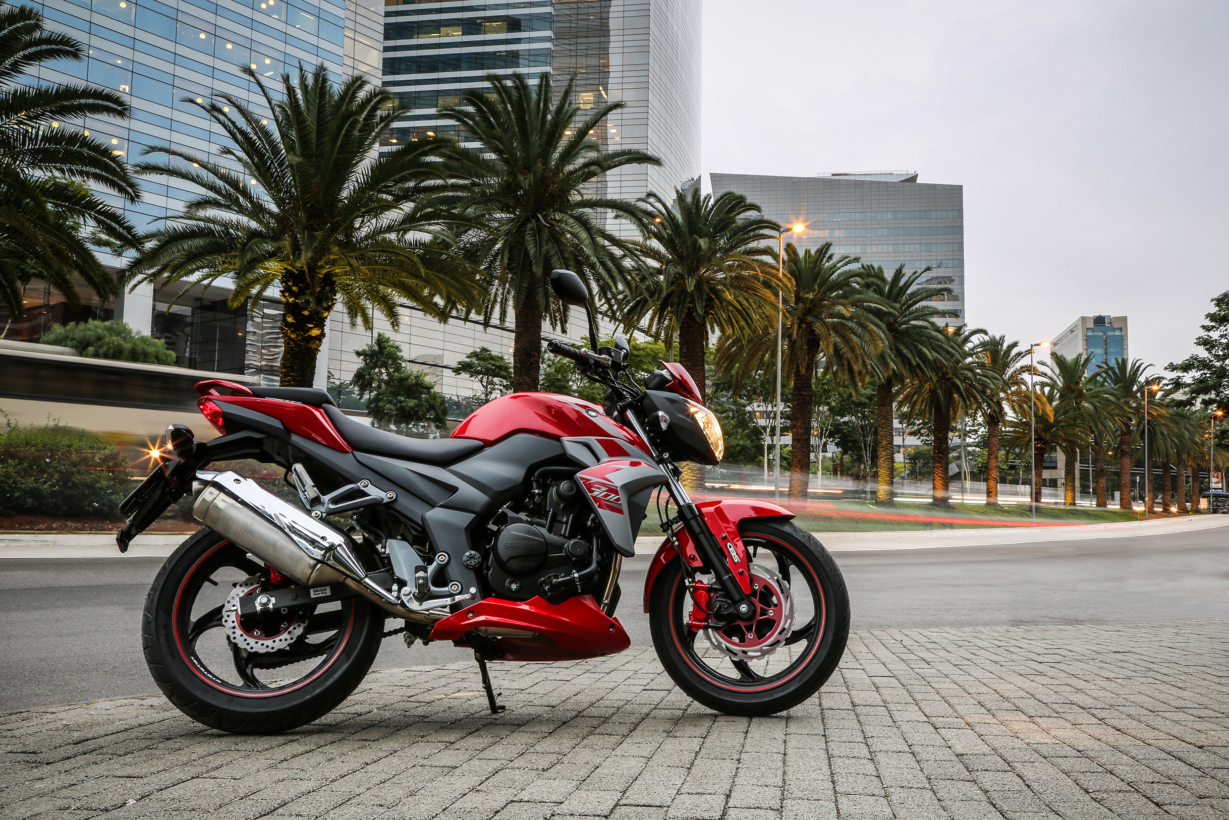  Acabamento tem novos grafismos e peças pintadas em outra cor, mas a Next 300 merecia um face-lift