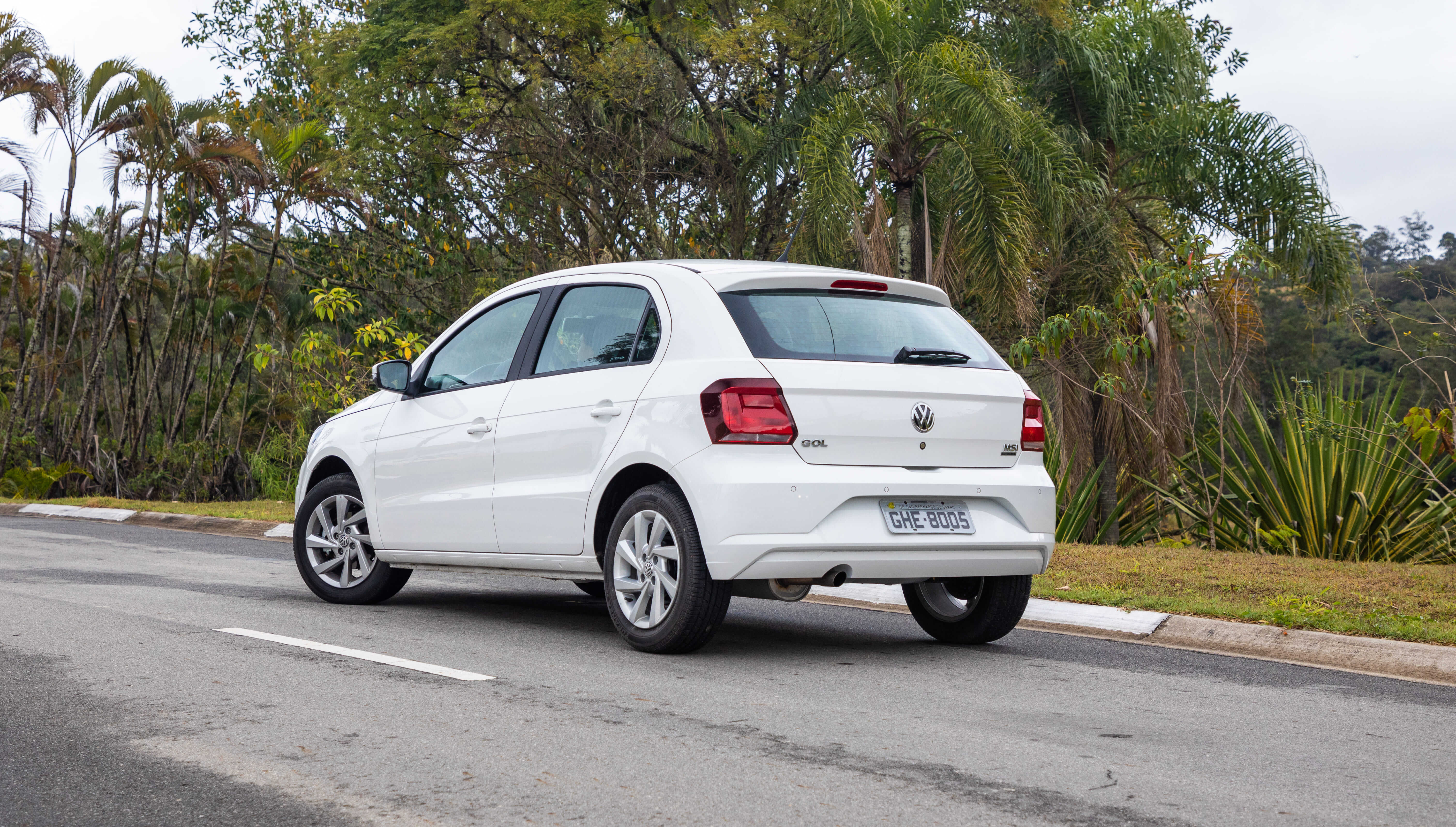 Volkswagen Gol 1.6 automático branco de traseira
