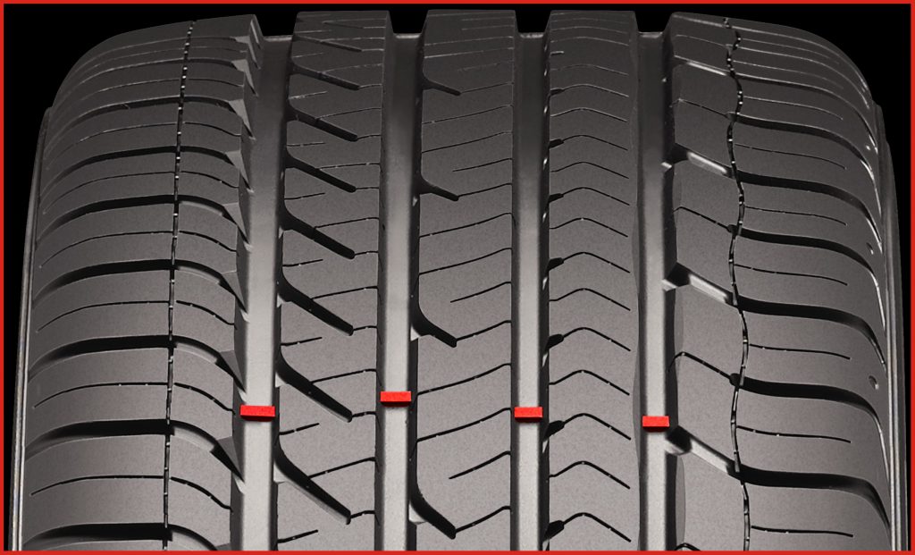 Marcação TWI (em vermelho) indica se a banda de rodagem do pneu já está desgastada e exige troca