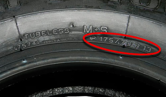 Lateral do pneu traz uma série de códigos que indicam suas medidas e especificações