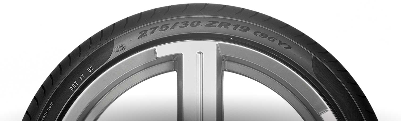 Lateral de todo o pneu traz códigos padronizados que indicam medidas, especificações e tipo de construção