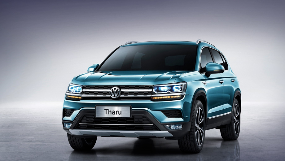 Volkswagen Tarek na cor azul com grade com três barras cromadas deitadas e faróis retilíneos, além da placa com o nome Tharu