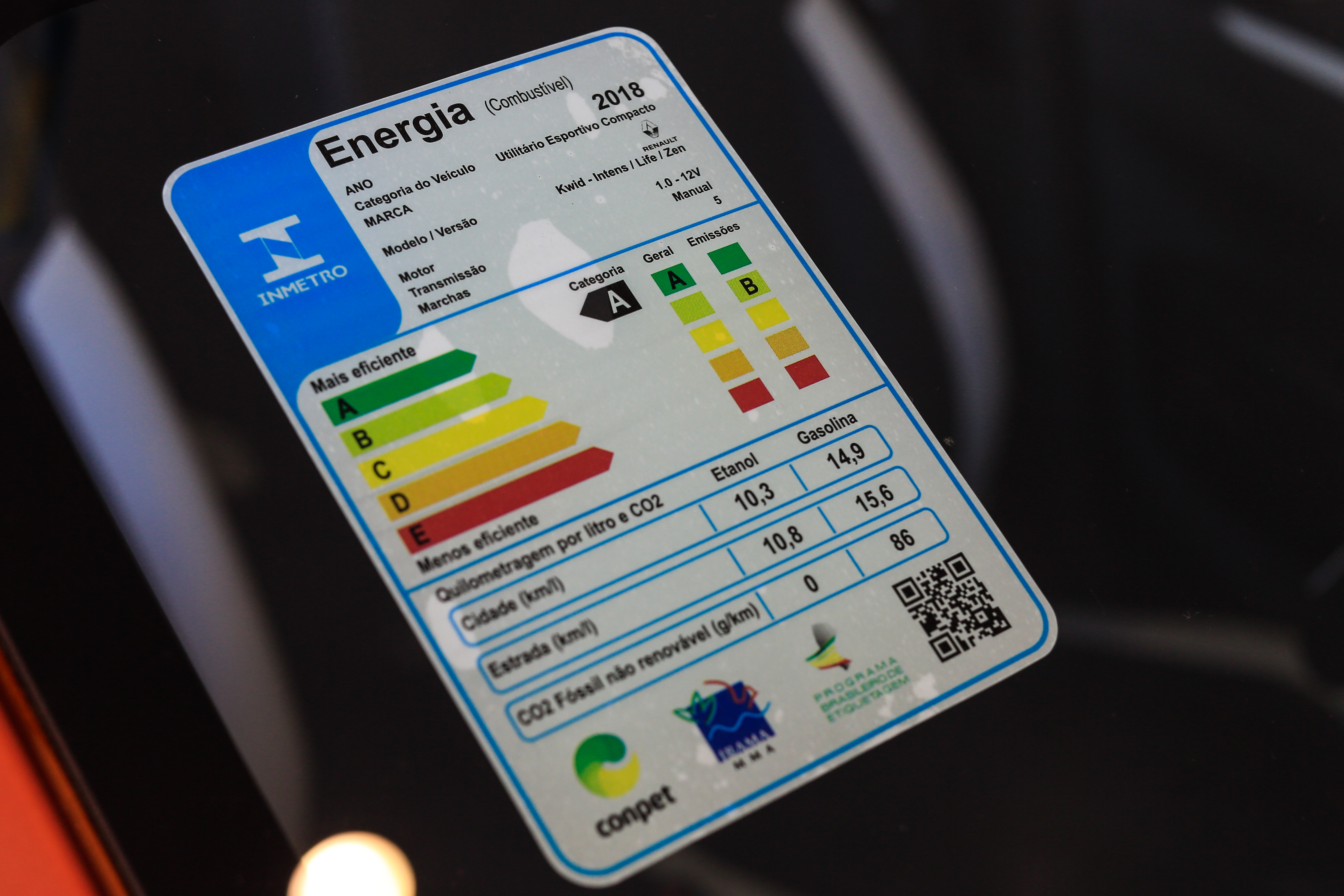 Selo do Inmetro mostrando dados de consumo de um veículo