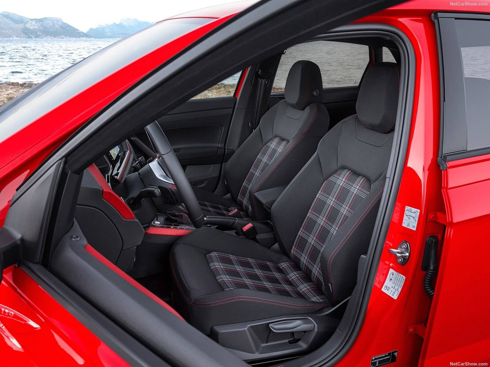  Volkswagen Polo GTI tem interior com bancos tartã