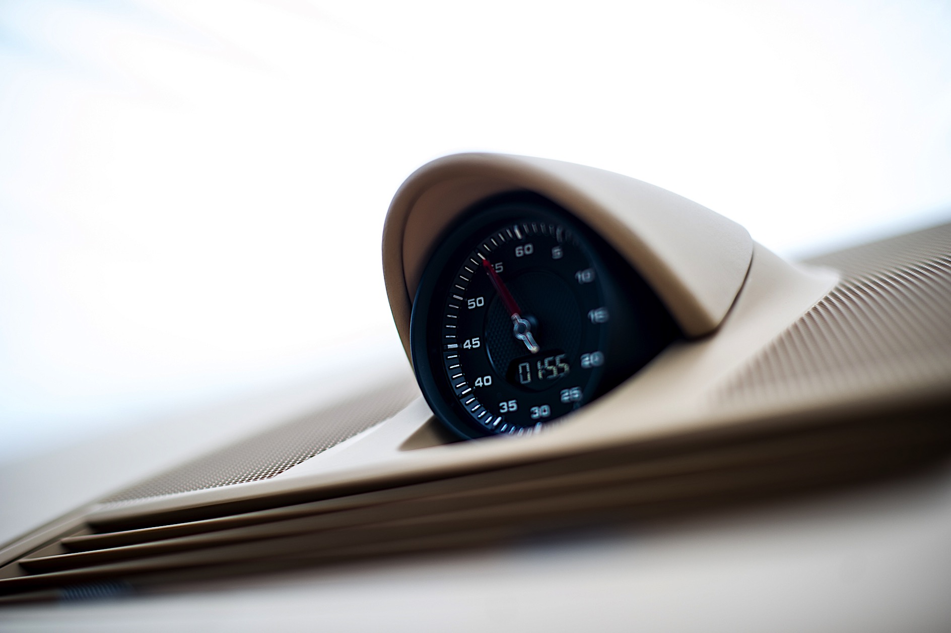  Relógio analógico fica no centro do painel