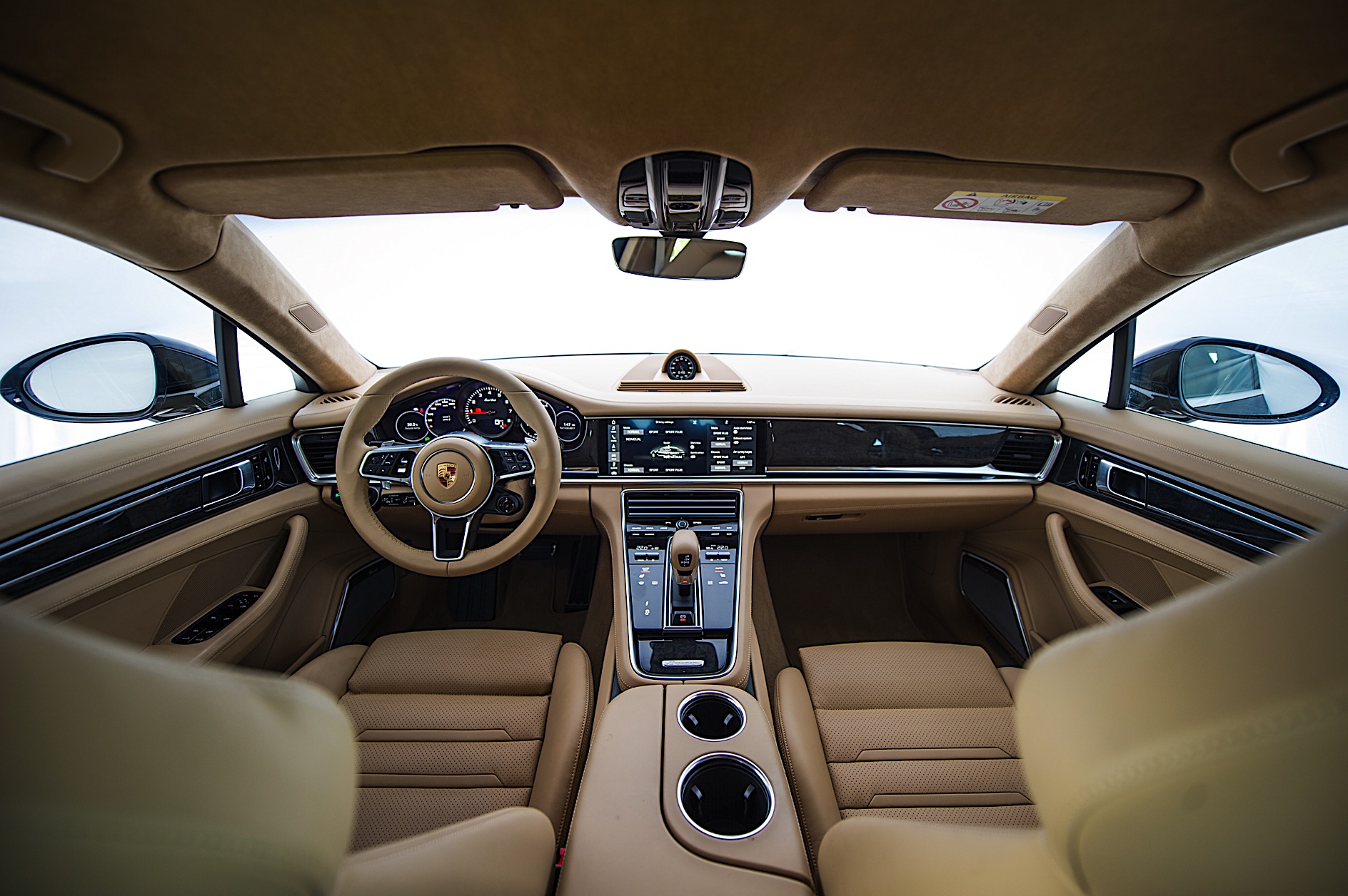  Interior tem teto revestido em Alcantara