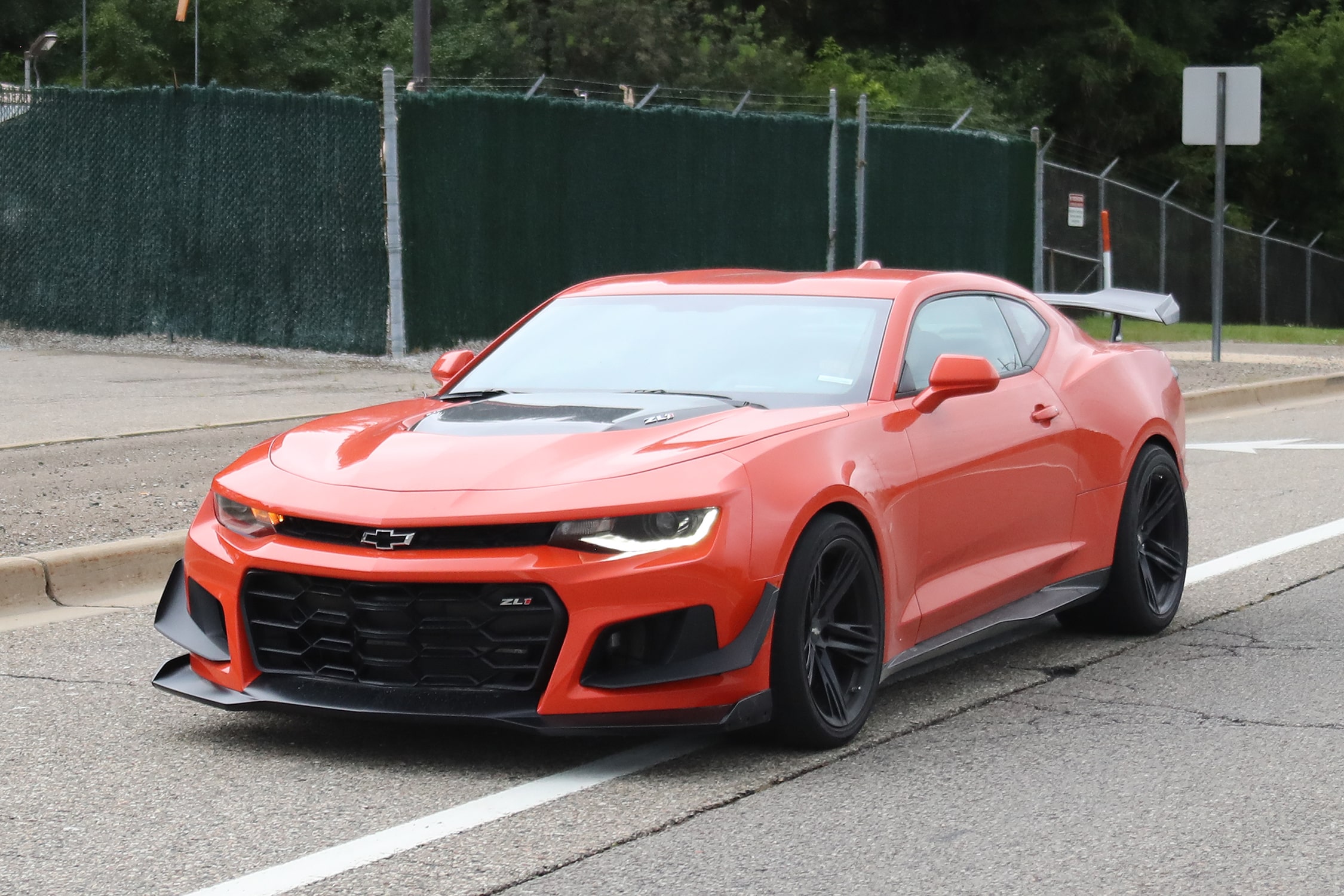 Novo Chevrolet Camaro ZL1 1LE é flagrado em testes nos EUA