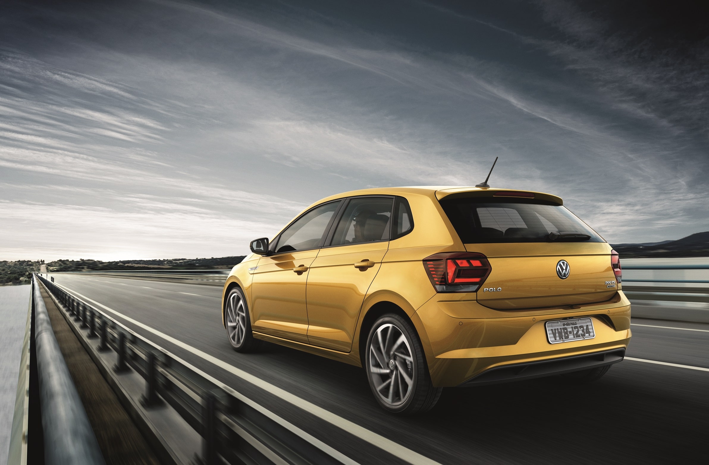 Volkswagen Polo Highline Amarelo Kurkuma