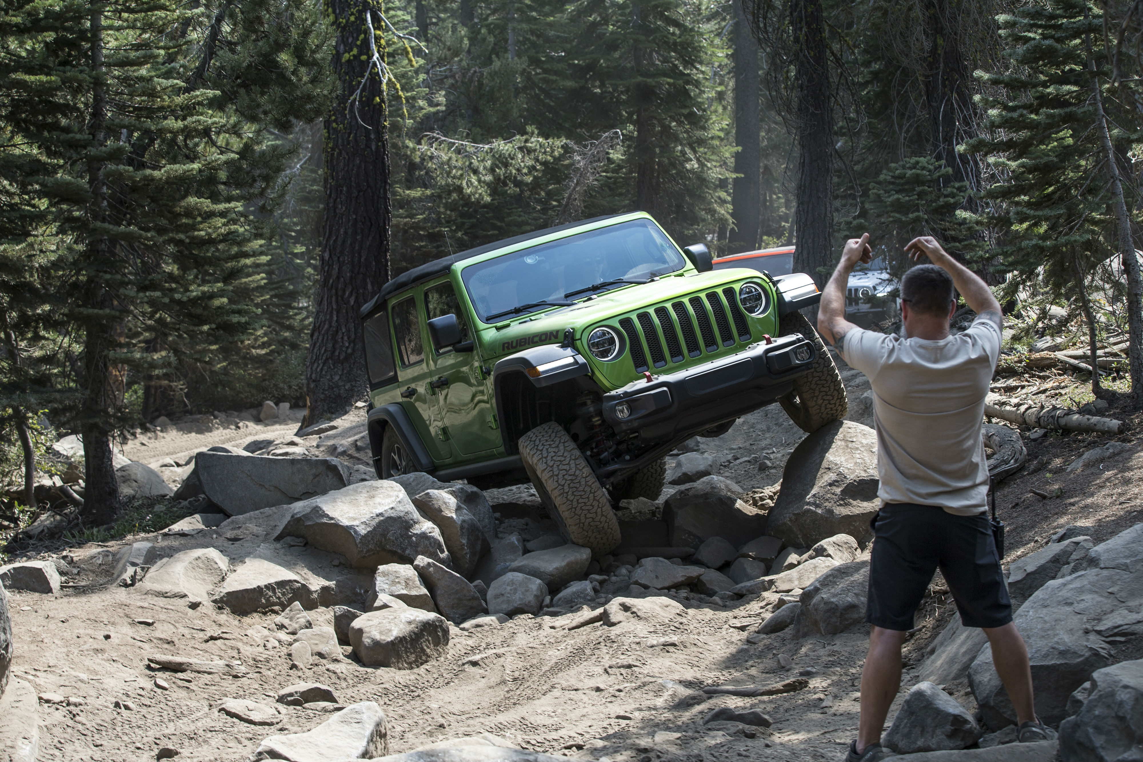  Pessoal do Jeepers Jamboree ajudam na trilha