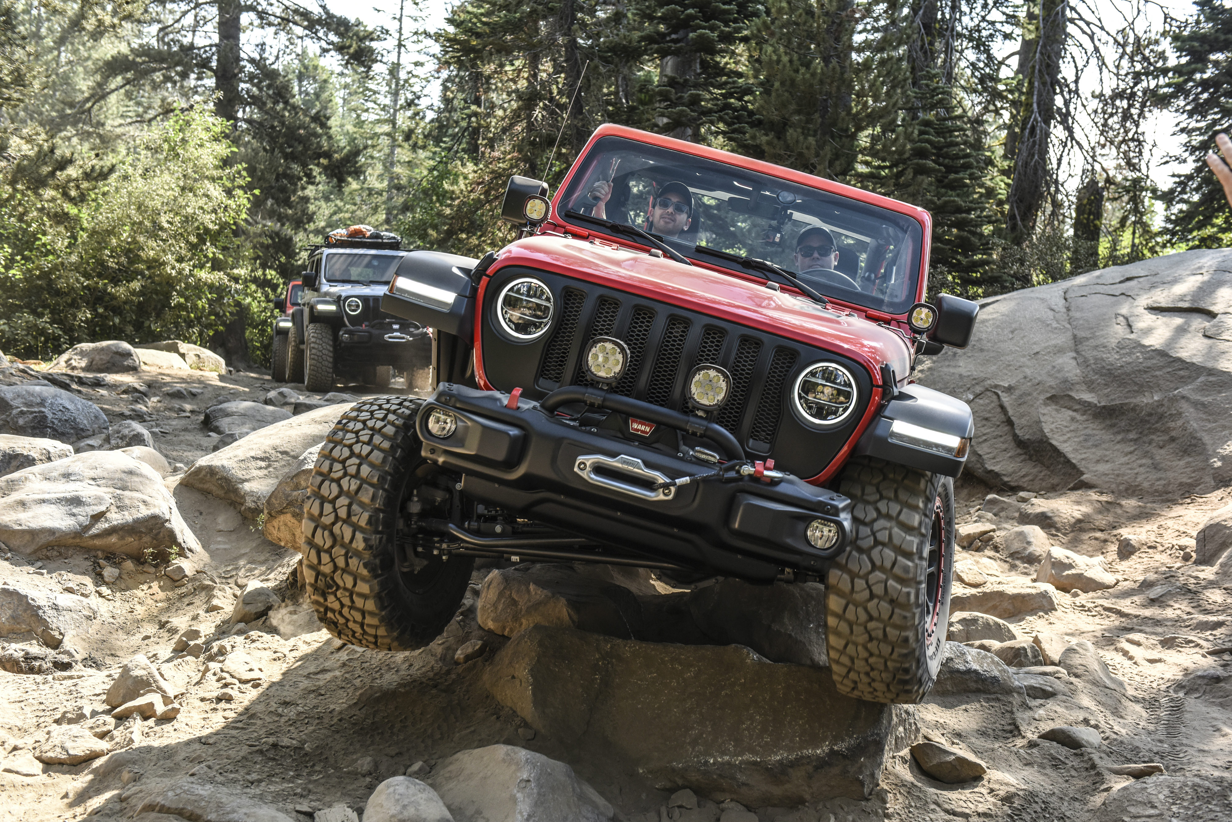  Curso da suspensão permite passar obstáculos de quase um metro