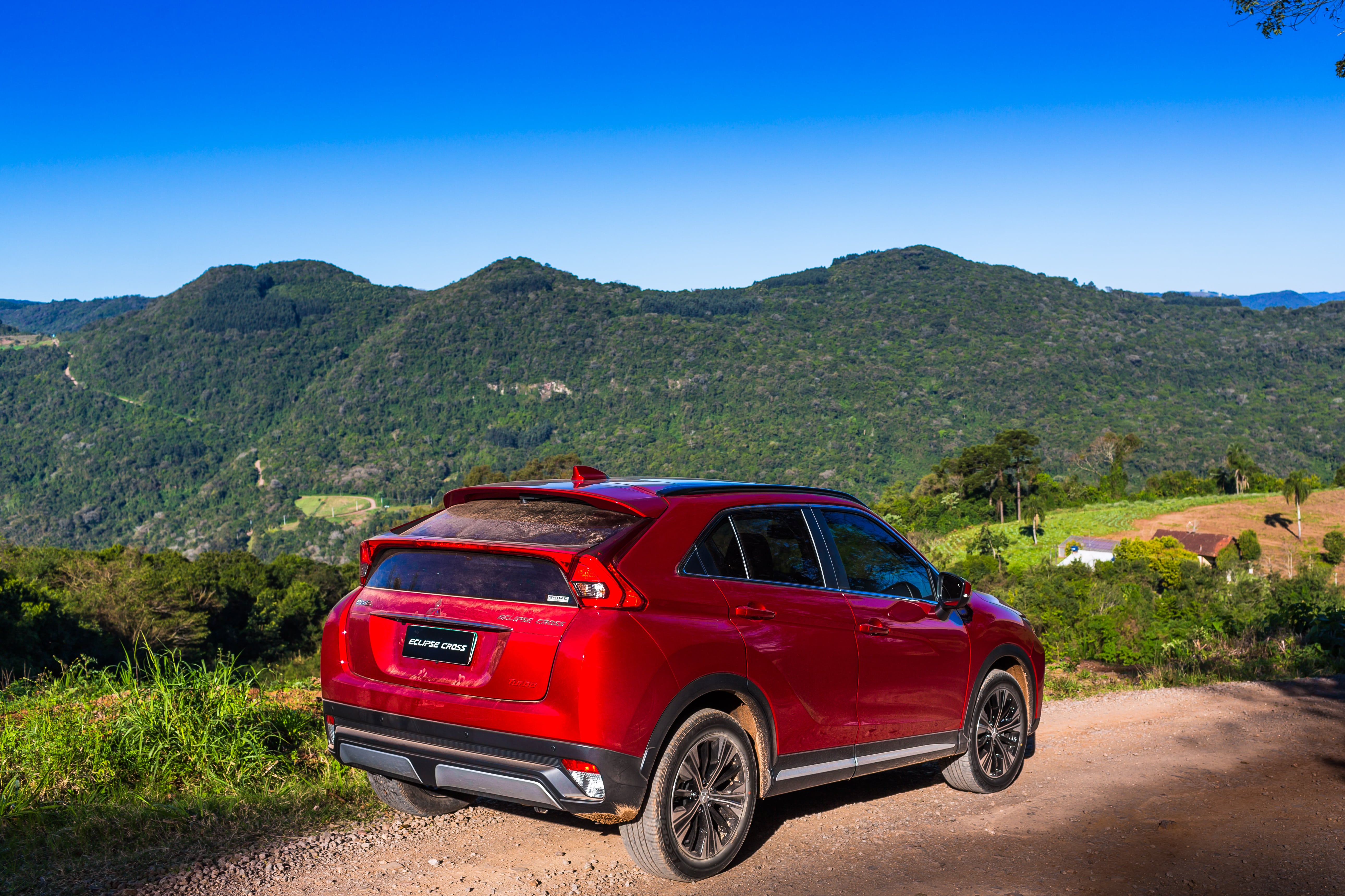 Mitsubishi Eclipse Cross vermelho de traseira no alto da serra