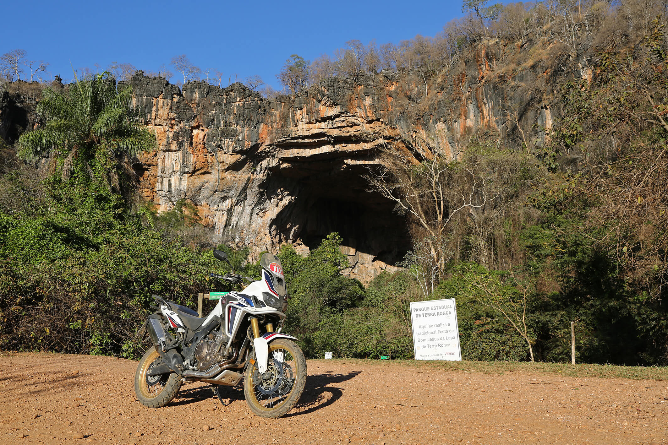  Honda Africa Twin em frente à caverna Terra Ronca, no parque de mesmo nome no Estado de Goiás
