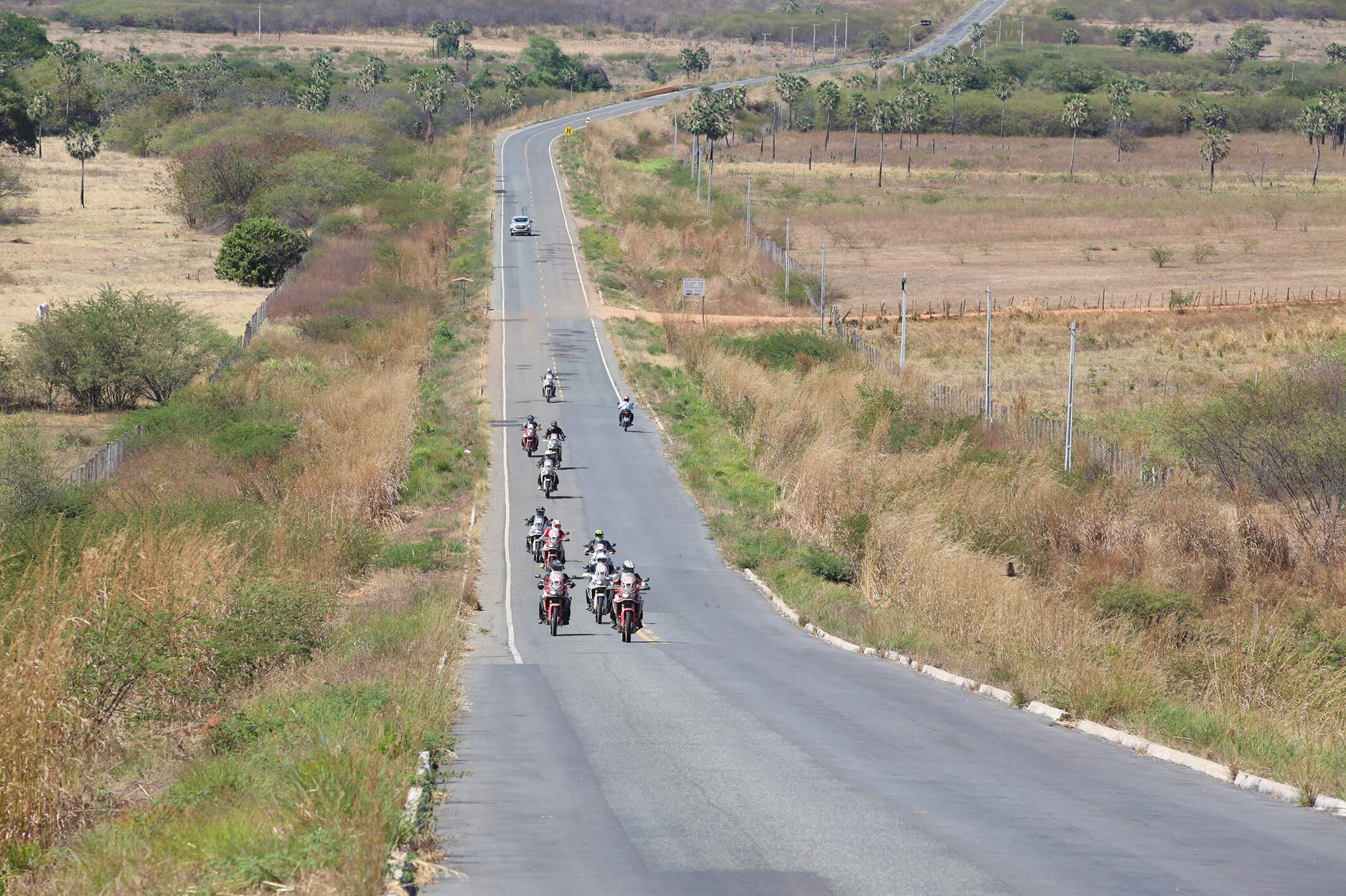  Expedição Africa Twin teve carro de apoio e duas vans, uma para bagagem e outra com moto reserva