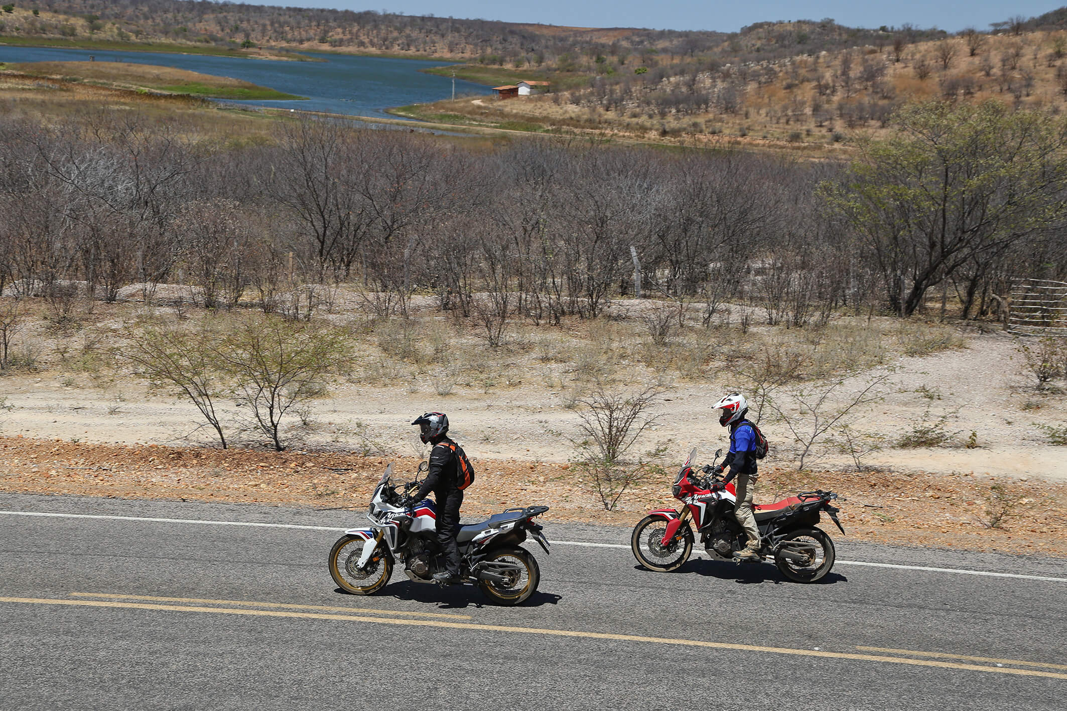  No asfalto, o sol forte e o calor de quase 40°C obrigavam-nos a ficar em pé para refrescar