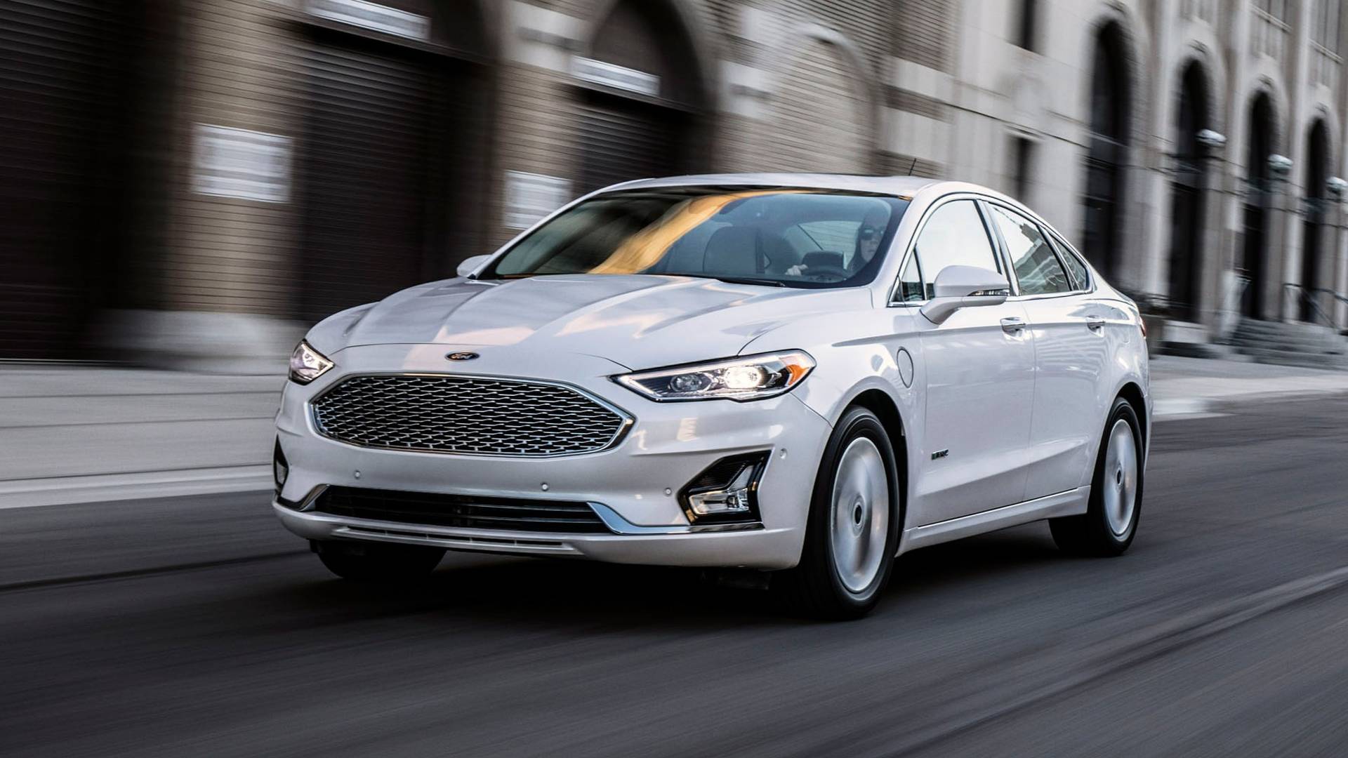Ford Fusion 2019 branco em movimento na rua