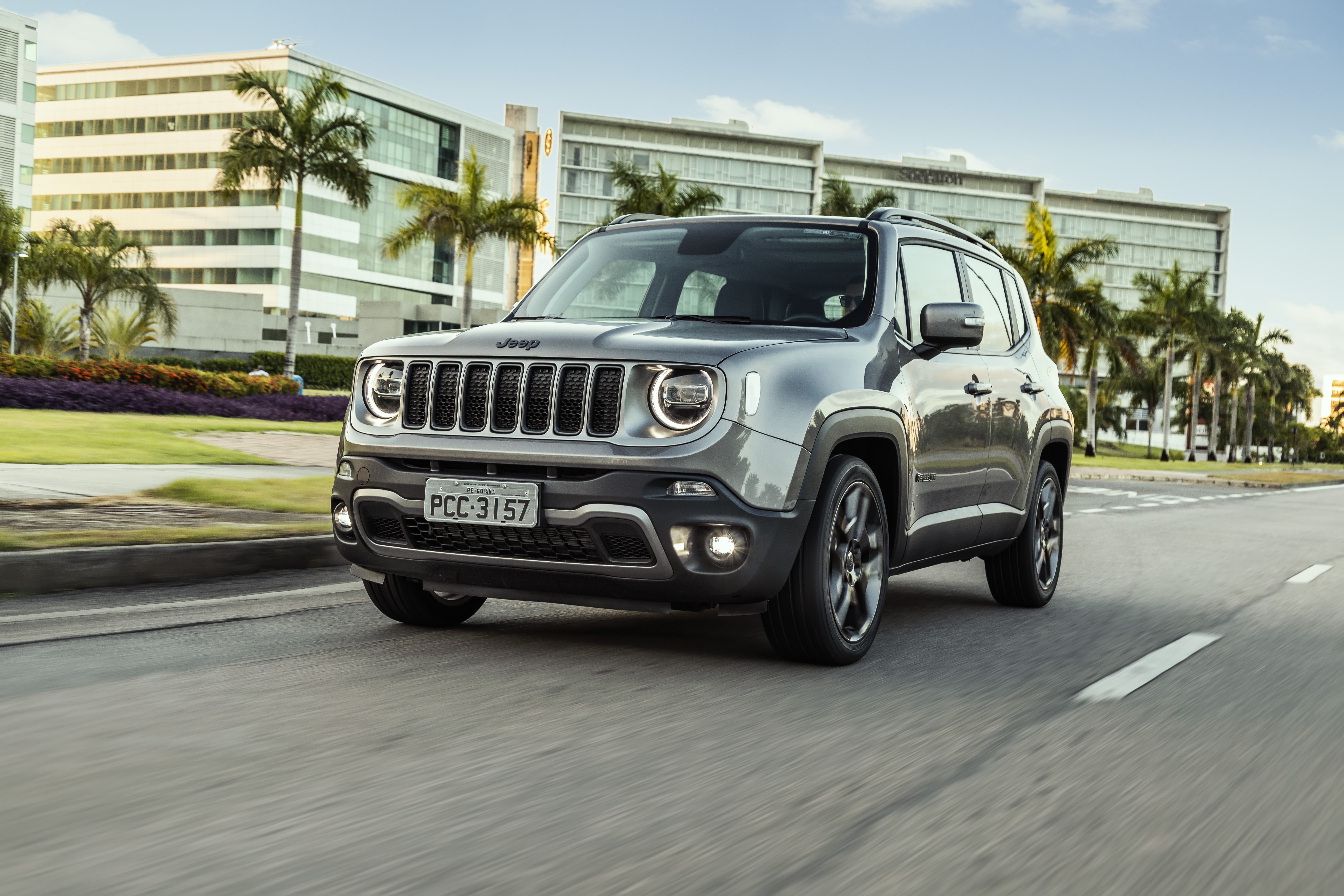 Jeep Renegade em movimento na rua com seus faróis redondos e as sete entradas de ar verticais da tradicional grade da Jeep