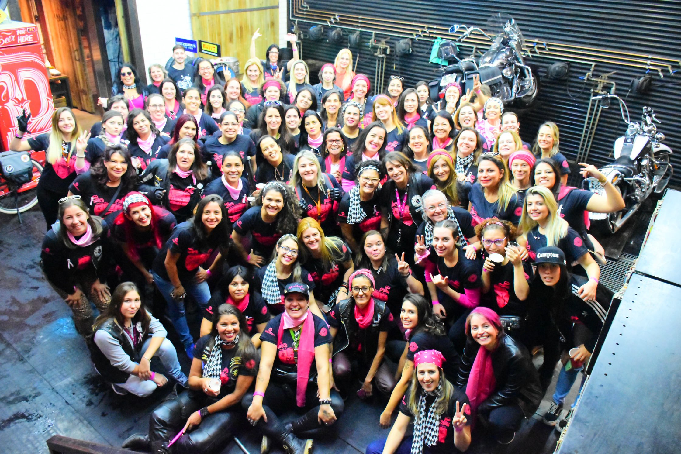  Mulherada reunida para o AC/DC