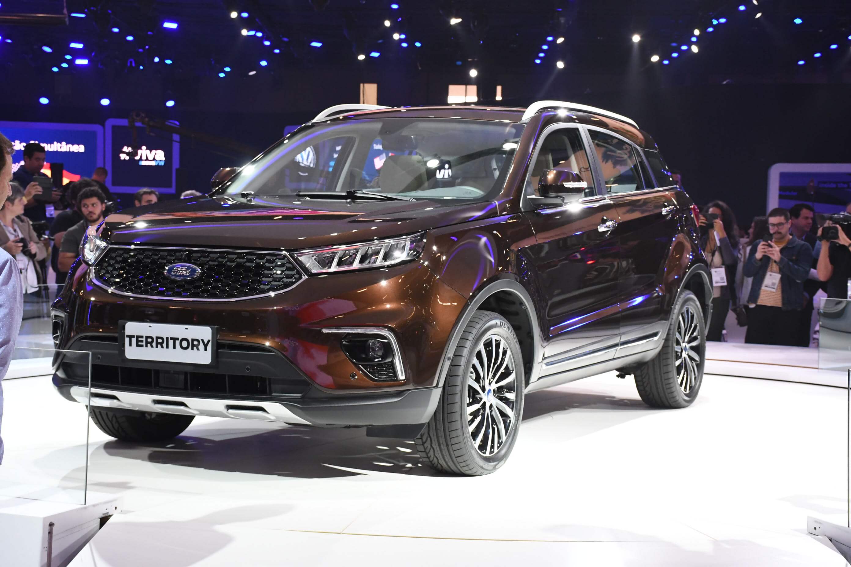 Ford Territory marrom de frente em estande no Salão de São Paulo carros conceito