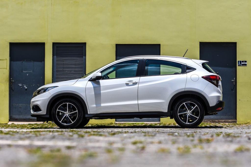  Lateral manteve a mesma silhueta; destaque para as novas rodas de liga leve com desenho mais esportivo