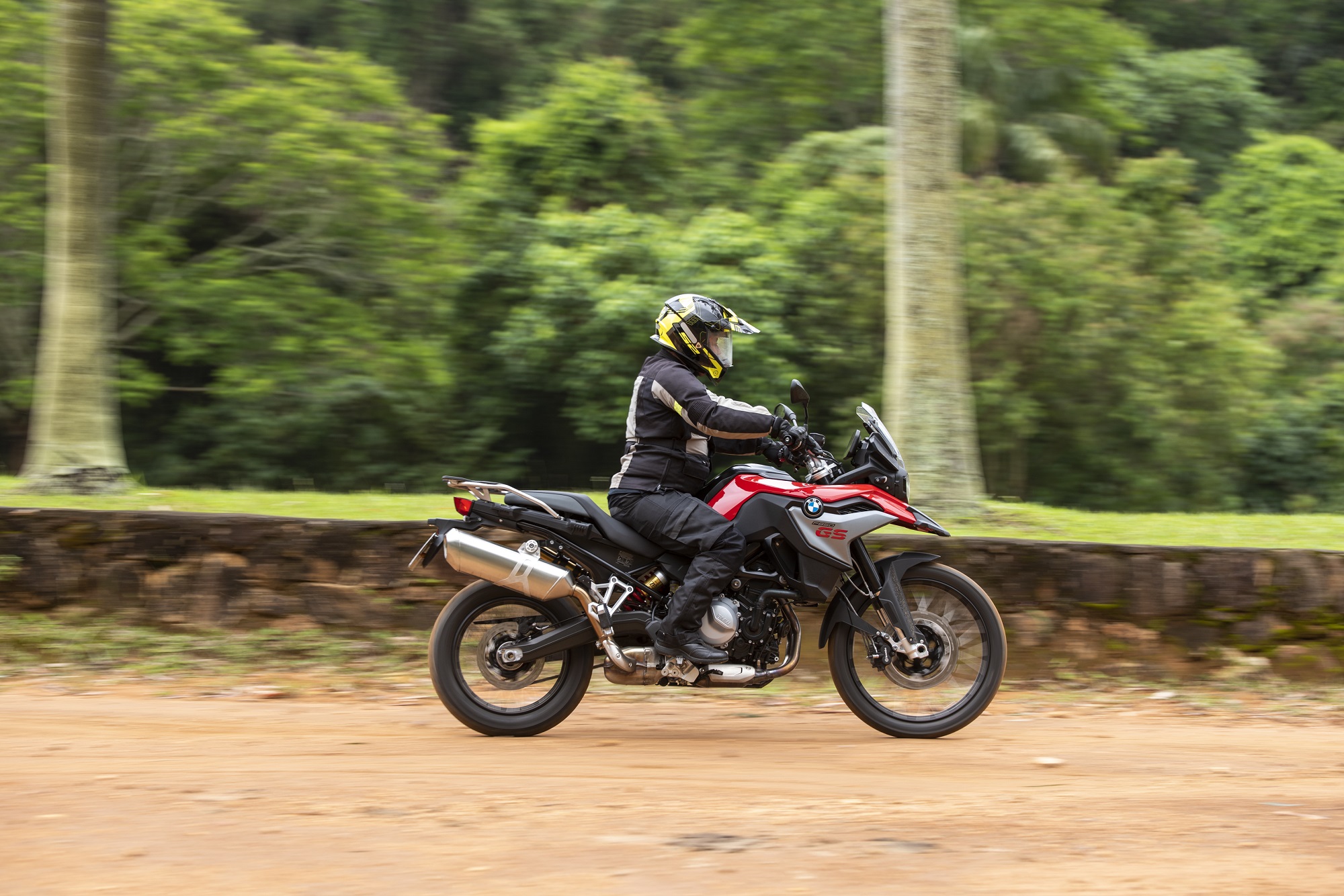  O sistema de suspensão absorve as oscilações e oferece conforto em qualquer tipo de piso