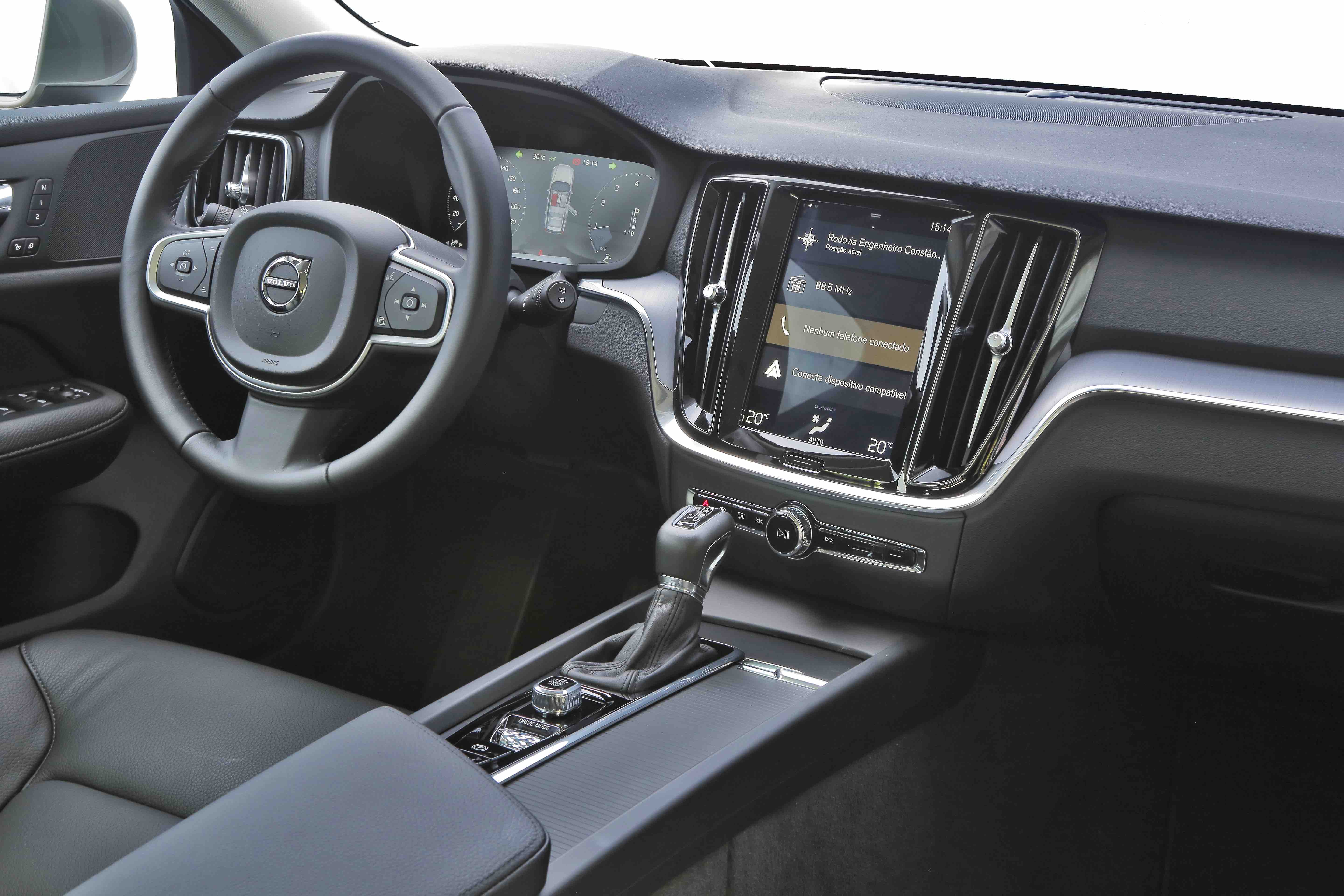 Volvo V60 T5 Momentum tem central multimídia com tela de 9 polegadas