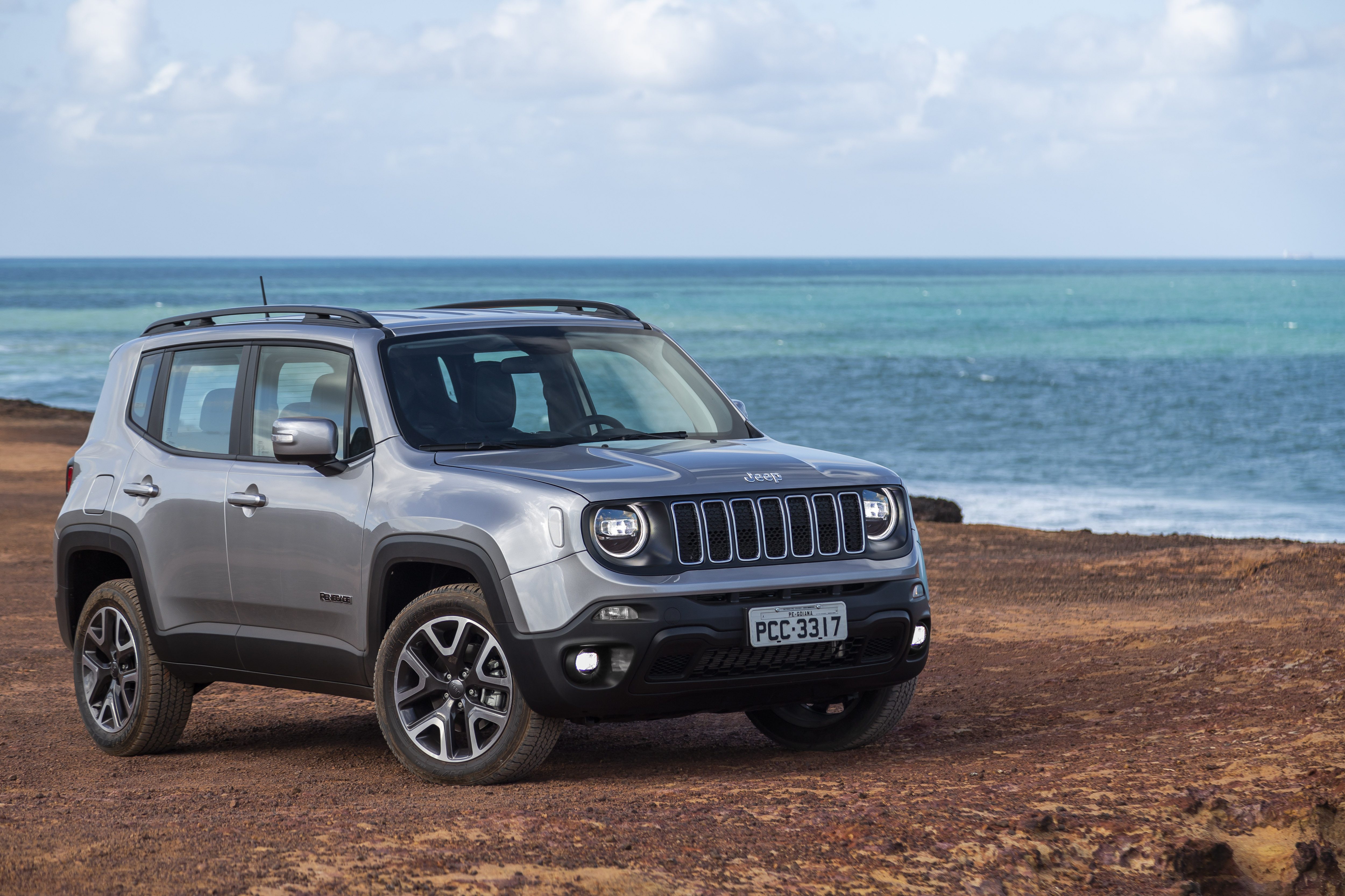 Jeep Renegade prata visto de frente em cima da montanha