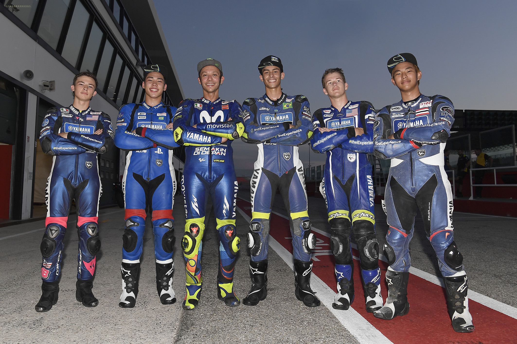  Ton Kawakami à direita de Valentino Rossi durante o VR 46 Master Camp deste ano