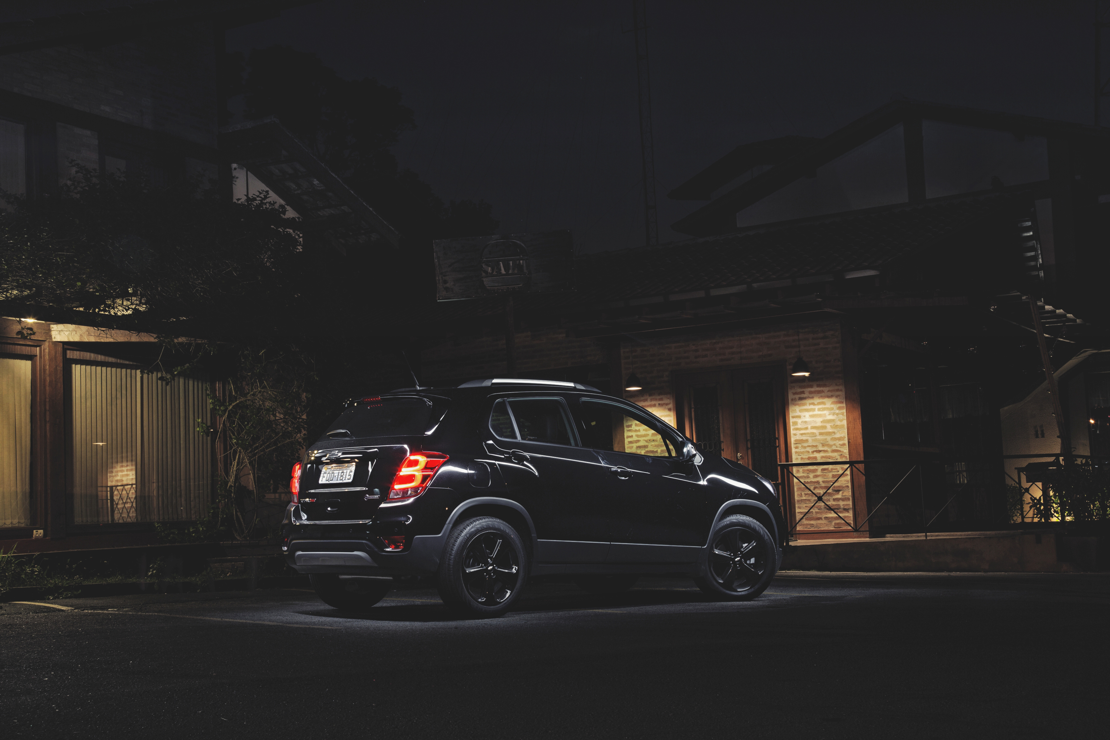 Chevrolet Tracker Midnight tem lateral sem frisos