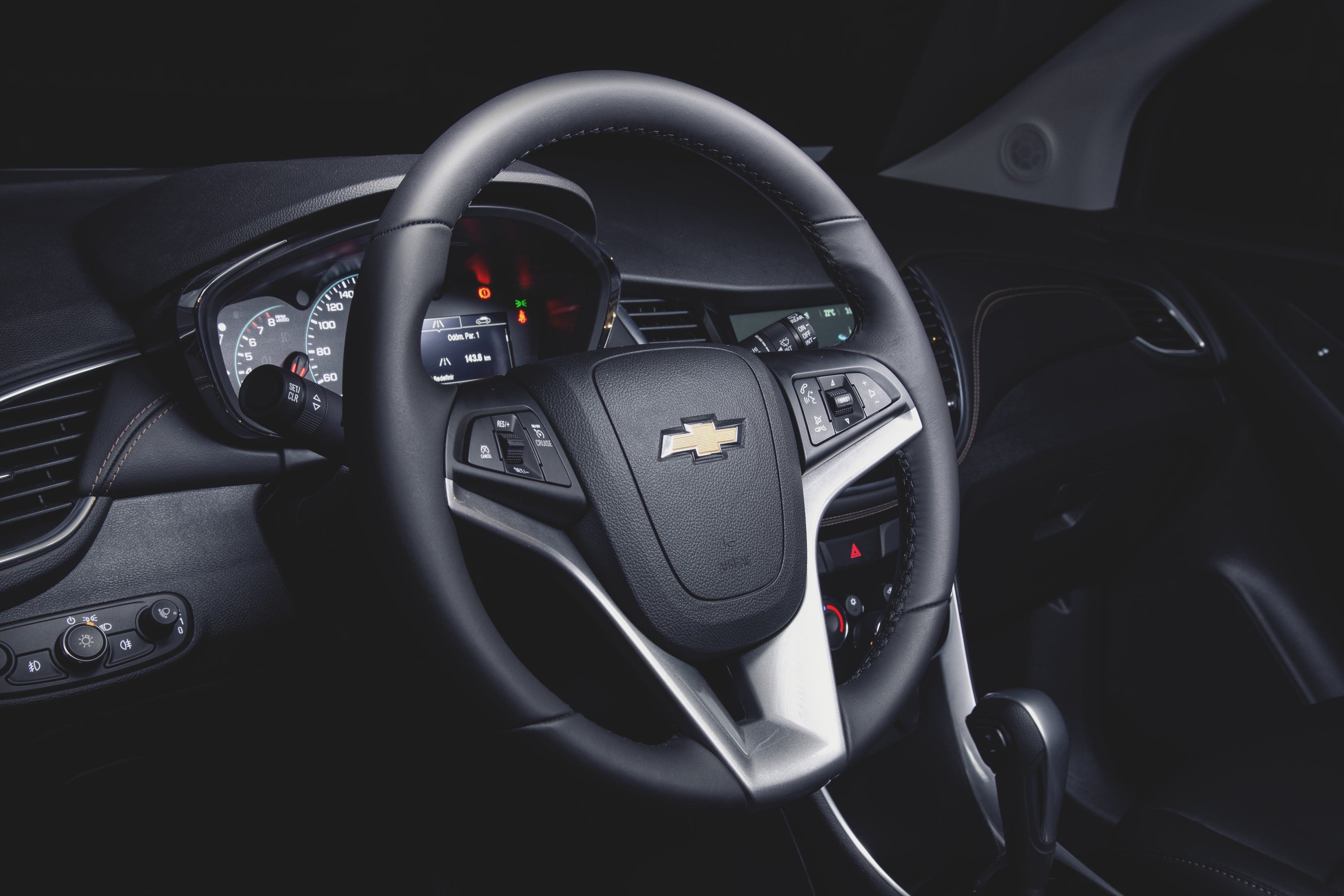  Chevrolet Tracker Midnight tem interior com detalhes em cromado e cinza