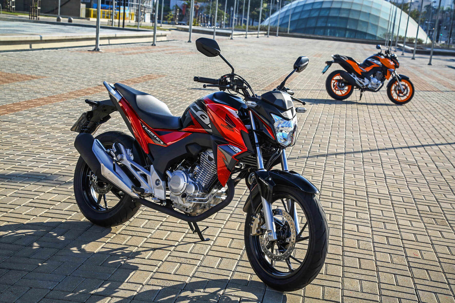  Na lei: motos têm de ter freios mais seguros em 2019; Honda Twister tem freios combinados ou ABS