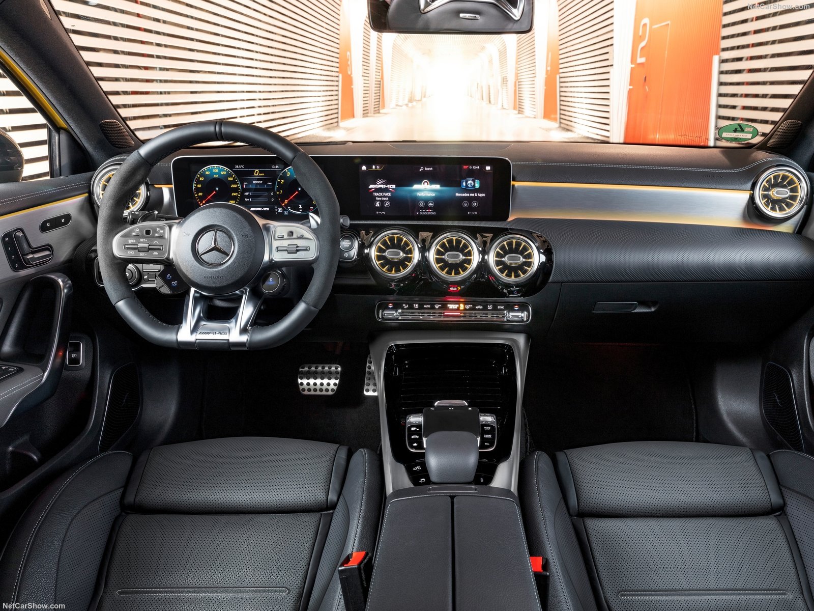  Mercedes-AMG A 35 traz central muntimídia MBUX