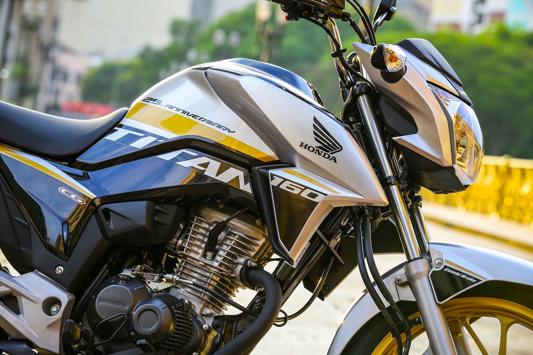  Adesivos são exclusivos da série especial que comemora 25 anos da CG Titan