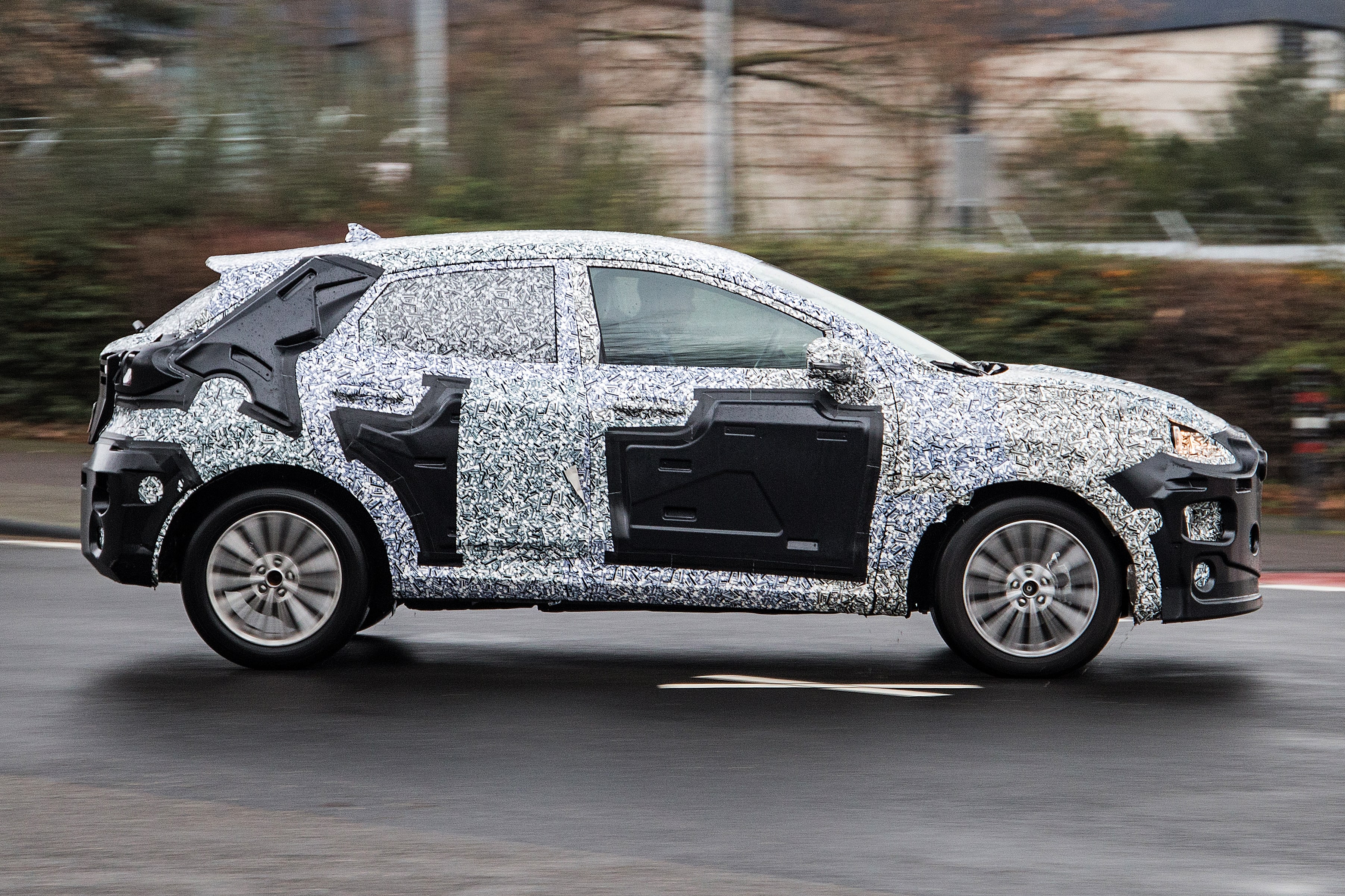  Novo SUV compacto da Ford é montado na plataforma do Fiesta e não tem estepe na tampa do porta-malas
