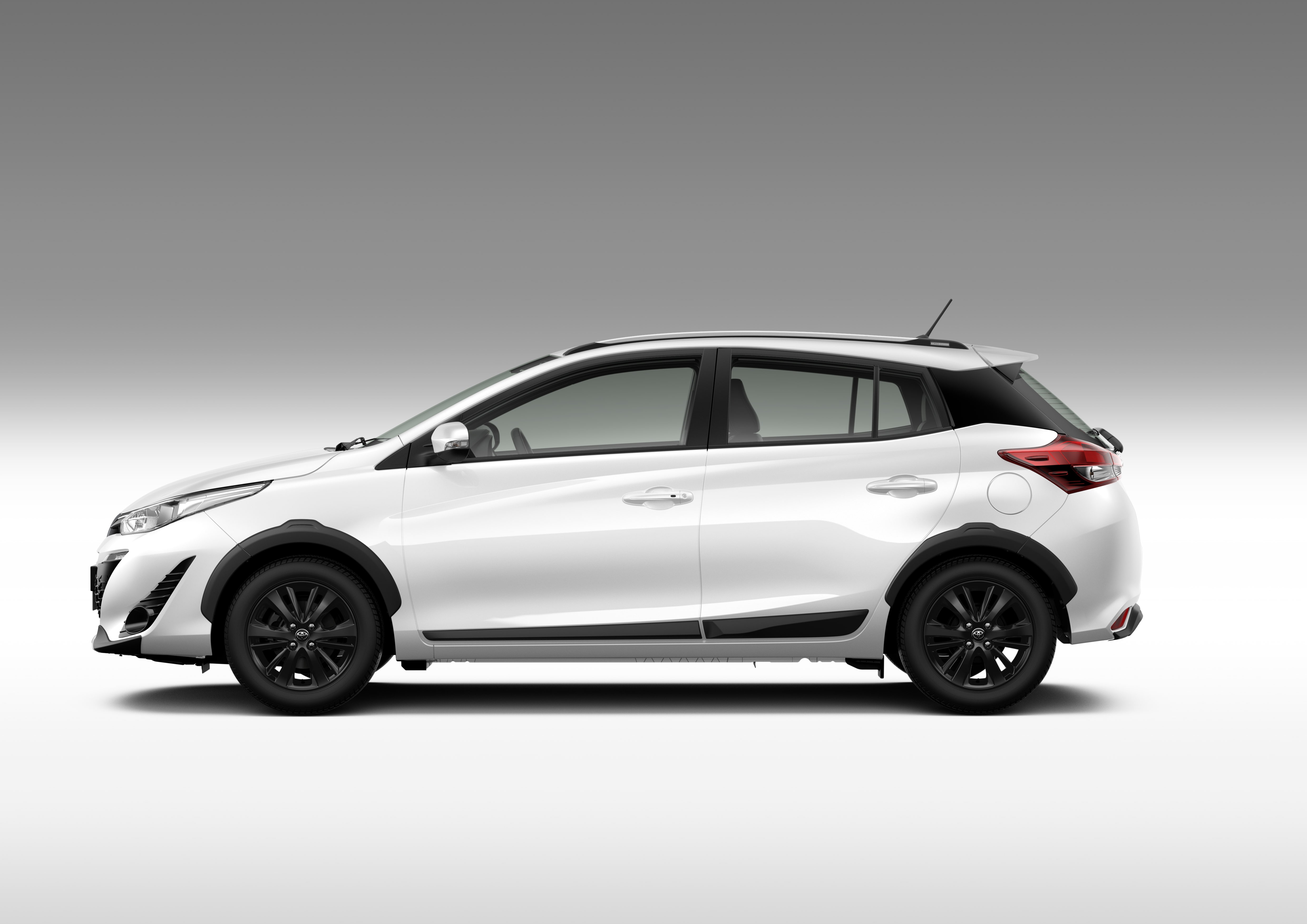  Toyota Yaris X-Way traz apliques plásticos nas caixas de rodas