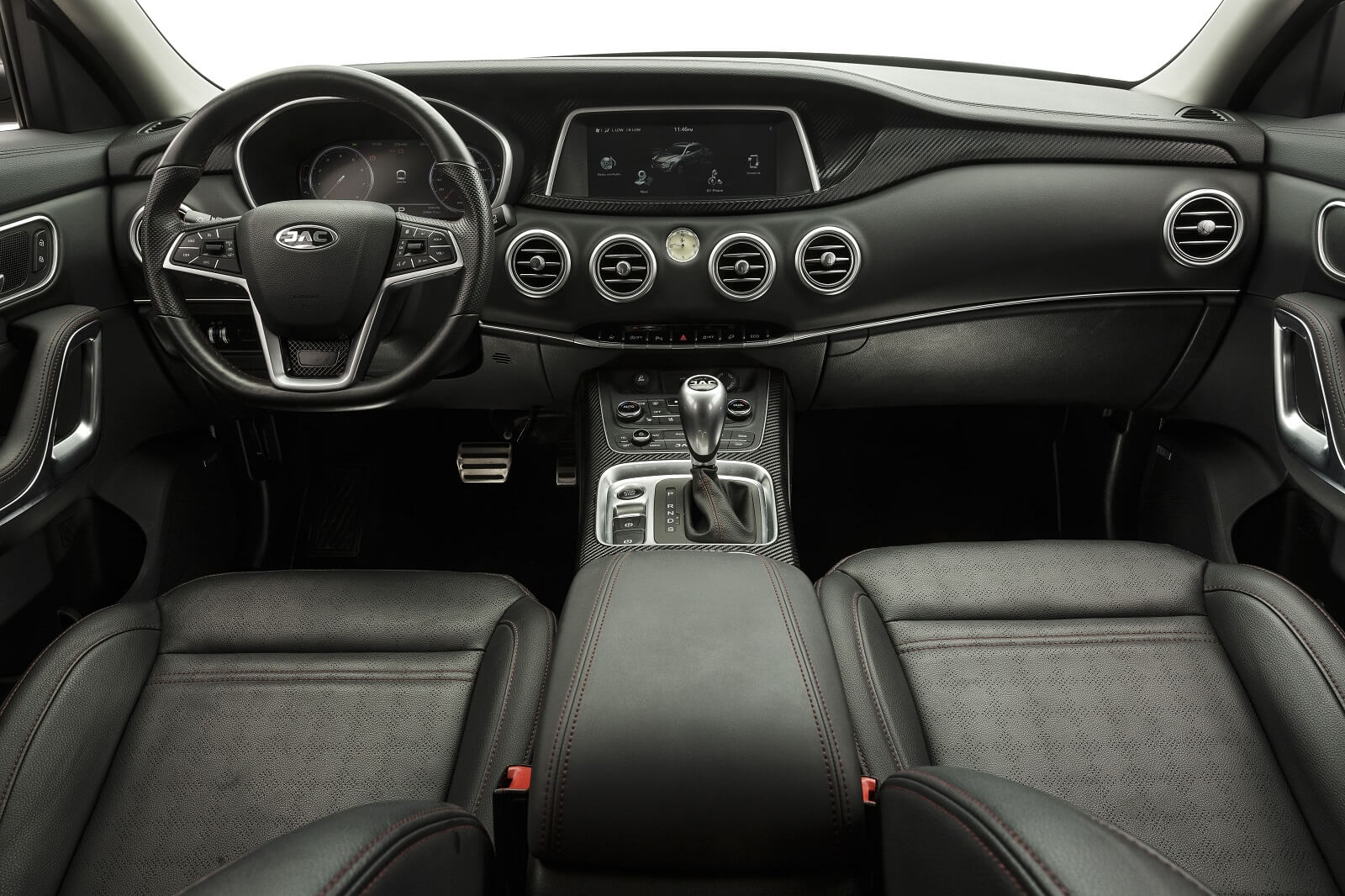  Bancos são revestidos em couro e a central multimídia tem tela de 10 polegadas